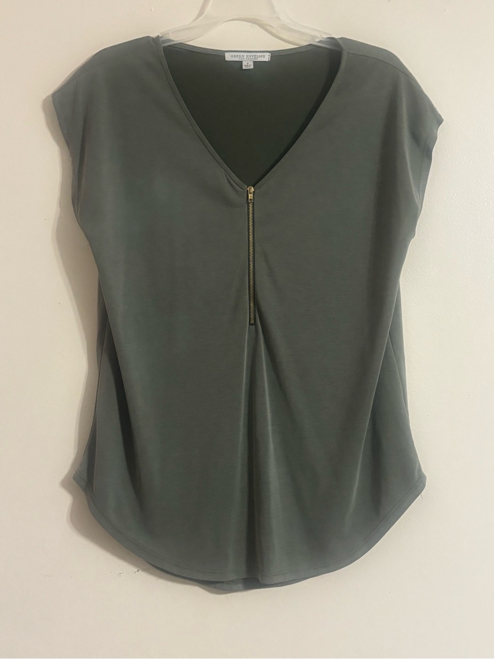 Green Envelope Olive/Army Green Sleeveless V-Neck Blouse With Zipper - Picture 4 of 9